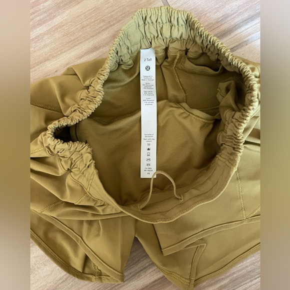 New without tags  Lululemon Athletica  Hotty Hot Low Rise Short size 2 - Picture 4 of 10